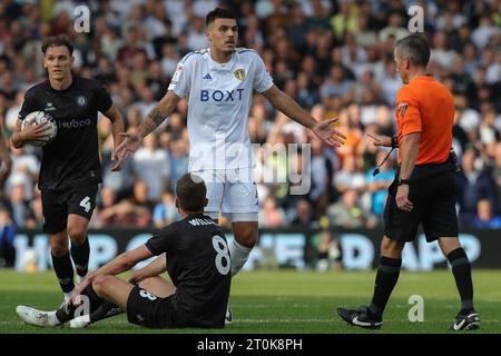 Joël Piroe n. 7 del Leeds United protesta contro l'arbitro Kieth Stroud durante il match per il campionato Sky Bet Leeds United vs Bristol City a Elland Road, Leeds, Regno Unito, 7 ottobre 2023 (foto di James Heaton/News Images) Foto Stock