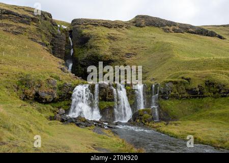 Gluggafoss - Window Falls - conosciuta anche come Merkjarfoss vicino a Hvolsvollur, Islanda nella soleggiata mattinata autunnale. Foto Stock