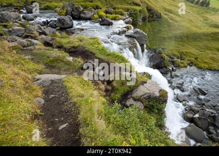 Gluggafoss - Window Falls - conosciuta anche come Merkjarfoss vicino a Hvolsvollur, Islanda nella soleggiata mattinata autunnale. Foto Stock