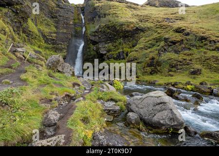 Gluggafoss - Window Falls - conosciuta anche come Merkjarfoss vicino a Hvolsvollur, Islanda nella soleggiata mattinata autunnale. Foto Stock