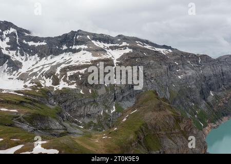 Foto mozzafiato di un bellissimo paesaggio delle alpi svizzere. Volo meraviglioso con un drone su un paesaggio incredibile nel cantone di Berna. Epico Foto Stock