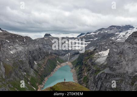 Meravigliosa alba su un lago alpino chiamato Limmerensee in Svizzera. Solo una splendida vista sulle alpi svizzere. Si vedono le rocce brillare dal sole. Foto Stock