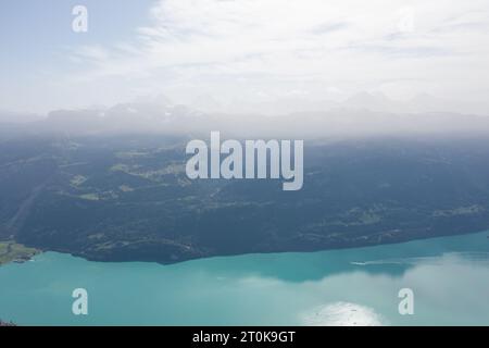 Sentiero che corre sull'Hardergrat. Escursioni sul crinale più duro. Vista mozzafiato sul Lago di Brienz. Brienzer Rothorn. Foto di alta qualità. Foto Stock