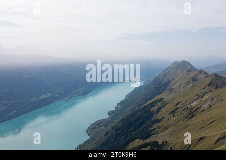 Sentiero che corre sull'Hardergrat. Escursioni sul crinale più duro. Vista mozzafiato sul Lago di Brienz. Brienzer Rothorn. Foto di alta qualità. Foto Stock