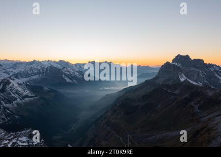 Una vista aerea mozzafiato delle cime innevate delle montagne Piatra Craiului. Foto Stock