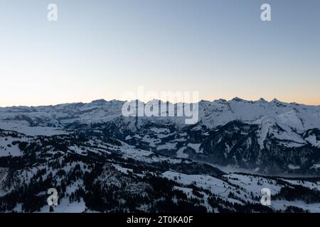 Atmosfera luminosa prima dell'alba sul mare di ​​fog, nelle montagne svizzere. Foto Stock