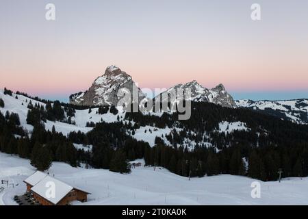 Atmosfera luminosa prima dell'alba sul mare di ​​fog, nelle montagne svizzere. Foto Stock