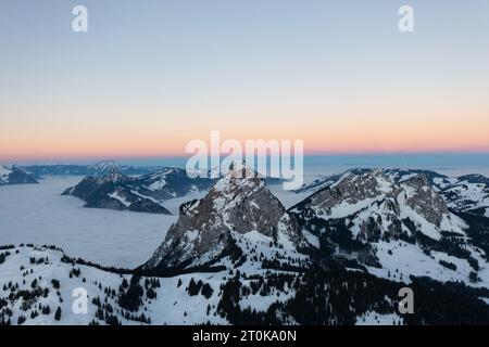 Atmosfera luminosa prima dell'alba sul mare di ​​fog, nelle montagne svizzere. Foto Stock