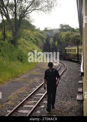 Vale of Rheidol Railway, Pontarfynach, Galles - 21 giugno 2023: Il personale dei treni prepara il motore n. 8 (Llywelyn) per il suo viaggio di ritorno ad Aberystwyth. Foto Stock