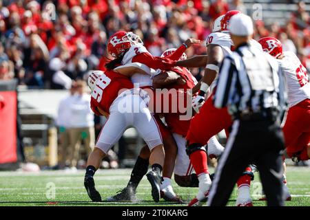 7 ottobre 2023: il linebacker dei Wisconsin Badgers C.J. Goetz (98) e il defensive end Rodas Johnson (56) colpirono il quarterback dei Rutgers Scarlet Knights Gavin Wimsatt (2) subito dopo aver lanciato il pallone durante la partita di football NCAA tra i Rutgers Scarlet Knights e i Wisconsin Badgers al Camp Randall Stadium di Madison, WISCONSIN. Darren Lee/CSM Foto Stock