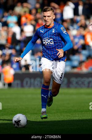 Mark Kitching dell'Oldham Athletic Association Football Club durante la partita della Vanarama National League tra Oldham Athletic e Dagenham e Redbridge al Boundary Park, Oldham sabato 7 ottobre 2023. (Foto: Thomas Edwards | mi News) crediti: MI News & Sport / Alamy Live News Foto Stock