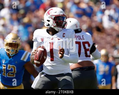 Pasadena, California, USA. 7 ottobre 2023. Il quarterback dei Washington State Cougars Cameron Ward (1) lanciò un passaggio durante la partita di football NCAA tra i Washington State Cougars e gli UCLA Bruins al Rose Bowl di Pasadena, California. Credito fotografico obbligatorio: Charles Baus/CSM/Alamy Live News Foto Stock