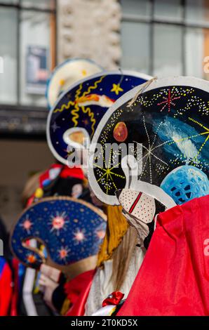 Xinzo de Limia, Spagna 02 12 2023: Focus selettivo. Pantallas, la tradizionale maschera di carnevale nel carnevale più lungo della Spagna, Entroido de Xinzo de Lim Foto Stock