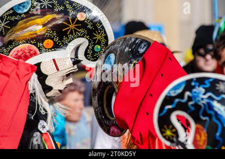 Xinzo de Limia, Spagna 02 12 2023: Focus selettivo. Pantallas, la tradizionale maschera di carnevale nel carnevale più lungo della Spagna, Entroido de Xinzo de Lim Foto Stock