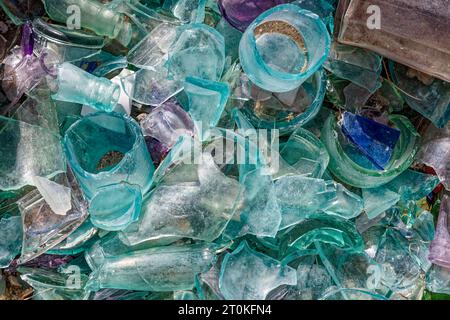 Mucchio di bottiglie di vetro antiche rotte Foto Stock
