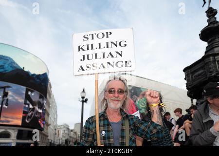Londra, Regno Unito. 8 ottobre 2023. Un piccolo gruppo di manifestanti chiedeva di liberare Julian Assange dalla prigione di Belmarsh a Londra, dove è stato confinato dall'aprile 2019 dopo essere stato riconosciuto colpevole di violazione del Bail Act. Assange sta combattendo l'estradizione dal Regno Unito agli Stati Uniti, dove è ricercato con accuse penali per il rilascio di registri militari riservati e di cavi diplomatici nel 2010. I suoi sostenitori e avvocati per le libertà civili vogliono che venga rilasciato e dicono che perseguirlo è un attacco alla libertà dei media. (Immagine di credito: © Velar Grant/ZUMA Press Wire) EDITORIALE Foto Stock