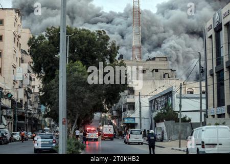 Middle East News/Gaza/territori palestinesi/ Israele colpisce Gaza dopo l'attacco a sorpresa di Hamas, il fumo sale dopo che gli aerei da guerra israeliani hanno preso di mira la torre della Palestina nella città di Gaza, il 7 ottobre 2023. I razzi sono stati lanciati dalla Striscia di Gaza all'inizio del 7 ottobre in un attacco a sorpresa sostenuto dal movimento islamista Hamas. In una dichiarazione televisiva, il primo ministro israeliano ha detto che il paese è in guerra. The Gaza Strip Palestine Copyright: XMahmoudxxAjjourx 101A7279 Credit: Imago/Alamy Live News Foto Stock