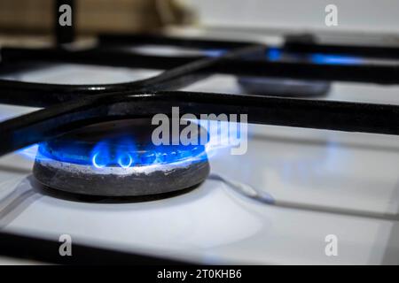 due bruciatori a gas su un fornello a gas da cucina. Foto Stock