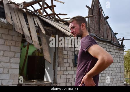 Bilenke, Ucraina. 7 ottobre 2023. Il residente locale si trova accanto alla sua casa privata che è stata pesantemente danneggiata dai bombardamenti russi nel villaggio di Bilenke nella regione di Zaporizhzhia. Intorno alle 08:00 di sabato 7 ottobre 2023, le forze russe hanno bombardato il villaggio di Bilenke nella regione di Zaporizhzhia. Circa cinque case private sono state danneggiate a causa dell'attacco. I russi bombardano regolarmente le aree popolate nella regione di Zaporizhzhia. Non solo le città e i villaggi in prima linea, ma anche la città stessa di Zaporizhzhia sono cadute sotto il fuoco nemico. Credito: SOPA Images Limited/Alamy Live News Foto Stock