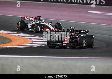 24 ZHOU Guanyu (chi), Alfa Romeo F1 Team in palio C43, azione durante il Gran Premio di Formula 1 Qatar 2023, 17° round del Campionato Mondiale di Formula 1 2023 dal 6 all'8 ottobre 2023 sul circuito Internazionale di Lusail, a Doha, Qatar Foto Stock