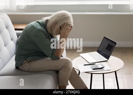 Sconvolta, depressa, donna anziana che trova bancarotta, spese eccessive Foto Stock