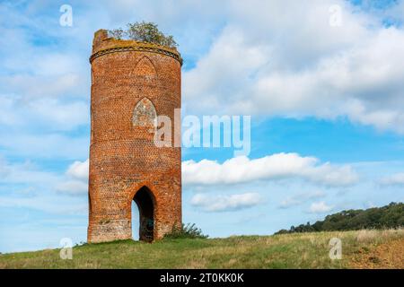 Wilder's Folly on Nuntide Hill a Reading, Regno Unito, visto in autunno contro un cielo blu. Foto Stock