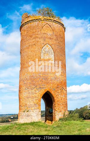 Wilder's Folly on Nuntide Hill a Reading, Regno Unito, visto in autunno contro un cielo blu. Foto Stock