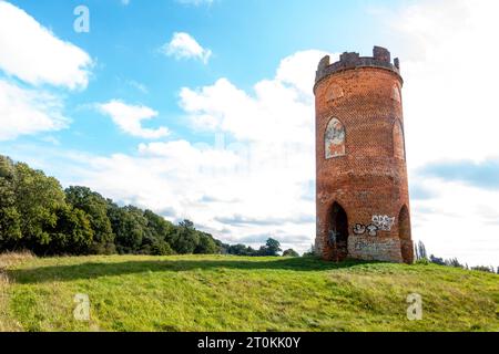 Wilder's Folly on Nuntide Hill a Reading, Regno Unito, visto in autunno contro un cielo blu. Foto Stock