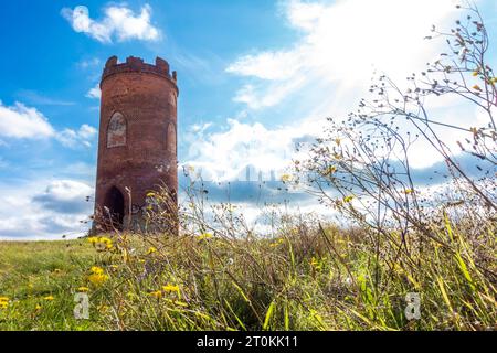 Wilder's Folly on Nuntide Hill a Reading, Regno Unito, visto in autunno contro un cielo blu. Foto Stock