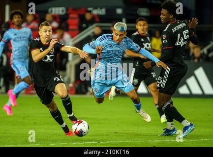 Washington, USA. 7 ottobre 2023. WASHINGTON, DC - OTTOBRE 07: Il centrocampista di New York Santiago Rodríguez (10) è stato catturato tra il centrocampista del D.C. United Russell Canouse (6) e il difensore Matai Akinmboni (45) durante una partita MLS tra il DC United e il New York City FC, il 7 ottobre 2023, all'Audi Field di Washington DC. (Foto di Tony Quinn/SipaUSA) credito: SIPA USA/Alamy Live News Foto Stock