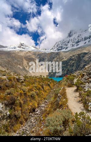 Foto scattata su un sentiero nella Cordillera Blanca in Perù, nella foto che hai sullo sfondo la montagna Chacraraju nel centro di Laguna 69. Foto Stock