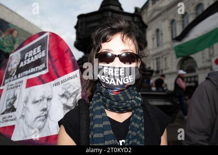 Londra, Regno Unito. 8 ottobre 2023. Un piccolo gruppo di manifestanti chiedeva di liberare Julian Assange dalla prigione di Belmarsh a Londra, dove è stato confinato dall'aprile 2019 dopo essere stato riconosciuto colpevole di violazione del Bail Act. Assange sta combattendo l'estradizione dal Regno Unito agli Stati Uniti, dove è ricercato con accuse penali per il rilascio di registri militari riservati e di cavi diplomatici nel 2010. (Immagine di credito: © Velar Grant/ZUMA Press Wire) SOLO USO EDITORIALE! Non per USO commerciale! Foto Stock