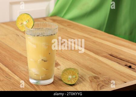 Es Kelapa Jeruk o arancia di cocco fresca, bevanda tipica indonesiana a  base di arance spremuta con cocco giovane grattugiato Foto stock - Alamy