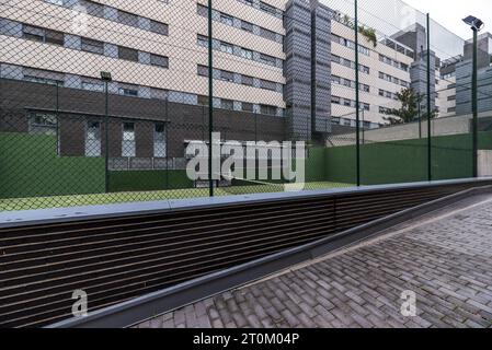 Campo da paddle tennis chiuso con recinzioni metalliche e dipinto completamente di verde Foto Stock