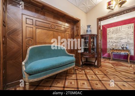 Corridoio di una casa decorata in stile vintage con un piccolo velluto blu Foto Stock