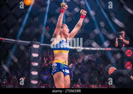 San Diego, CA, USA. 7 ottobre 2023. SAN DIEGO, CALIFORNIA - 7 ottobre: CRIS Cyborg festeggia dopo aver difeso il titolo Bellator Featherweight Title, San Diego, California, Stati Uniti. (Foto di Matt Davies/PxImages/Sipa USA) credito: SIPA USA/Alamy Live News Foto Stock