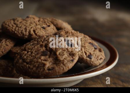 Biscotti al cioccolato sul tavolo di legno Foto Stock