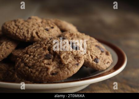 Biscotti al cioccolato sul tavolo di legno Foto Stock