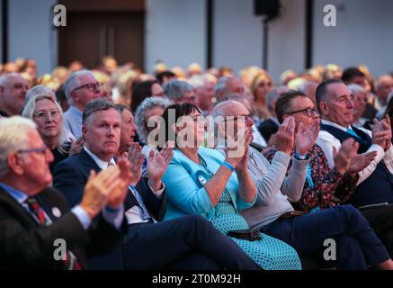 Londra, Regno Unito. 7 ottobre 2023. I delegati applaudono gli oratori nella sala conferenze. Reform UK è stata costituita nel 2018 dalle ceneri del Partito Brexit. Fu guidata da Nigel Farage fino al marzo 2021, quando Richard Tice divenne il suo attuale leader. Stanno progettando di candidarsi in ogni seggio alle prossime elezioni generali. Credito: SOPA Images Limited/Alamy Live News Foto Stock