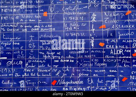 Il muro dell'amore nel quartiere Montmartre di Parigi. Il muro contiene le parole i Love You 311 volte in 250 lingue. Foto Stock