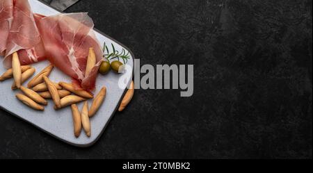 Piatto con jamon spagnolo e picos sulla scrivania Foto Stock