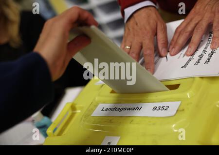 Norimberga, Germania. 8 ottobre 2023. Un elettore pronuncia il suo voto alla Theodor Billroth School. In Baviera, le elezioni per il 19° parlamento di stato bavarese si svolgono domenica. Credito: Daniel Karmann/dpa/Alamy Live News Foto Stock