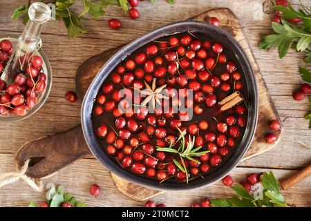 Preparazione di vino medicinale da bacche di biancospino fresco e spezie, vista dall'alto Foto Stock