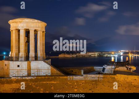 Memoriale di guerra della campana d'assedio di notte a la Valletta, Malta, monumento a coloro che morirono durante l'assedio di Malta nella seconda guerra mondiale Foto Stock