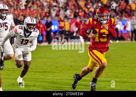 Los Angeles, CA. 7 ottobre 2023. Il quarterback degli USC Trojans Caleb Williams #13 in azione ai supplementari durante la partita di football NCAA tra gli USC Trojans e gli Arizona Wildcats al Coliseum di Los Angeles, California.credito fotografico obbligatorio: Louis Lopez/Cal Sport Media/Alamy Live News Foto Stock