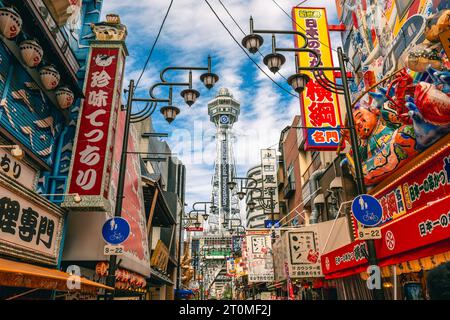 7 ottobre 2023: Vista sulla strada di Shinsekai e della torre Tsutenkaku a Osaka, Giappone. Shinsekai, Lit. New World, è un'area retrò sviluppata prima della guerra Foto Stock