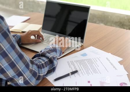 Primo piano del documento ufficiale di compilazione a mano di un uomo freelance, della firma del contratto e delle tasse. Documento dell'accordo commerciale e di vendita Foto Stock