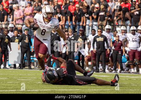 Il running back dei Texas State Bobcats Donerio Davenport (8) si liberò dal tentativo di tackle del linebacker dei Louisiana-Lafayette Ragin Cajuns Kendre' Gant Foto Stock