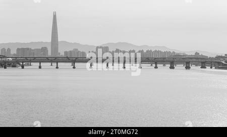 Grattacielo lotte World Tower e fiume Han a Seul, Corea del Sud, il 7 ottobre 2023 Foto Stock