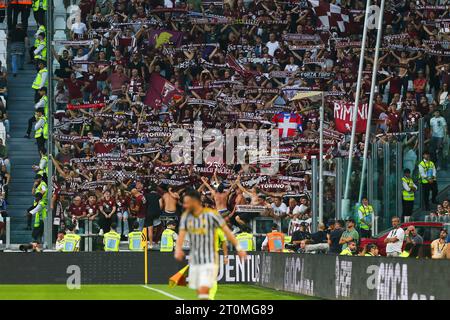 I tifosi della squadra di calcio Torino FC allietano e sostengono i  giocatori prima della partita Foto stock - Alamy